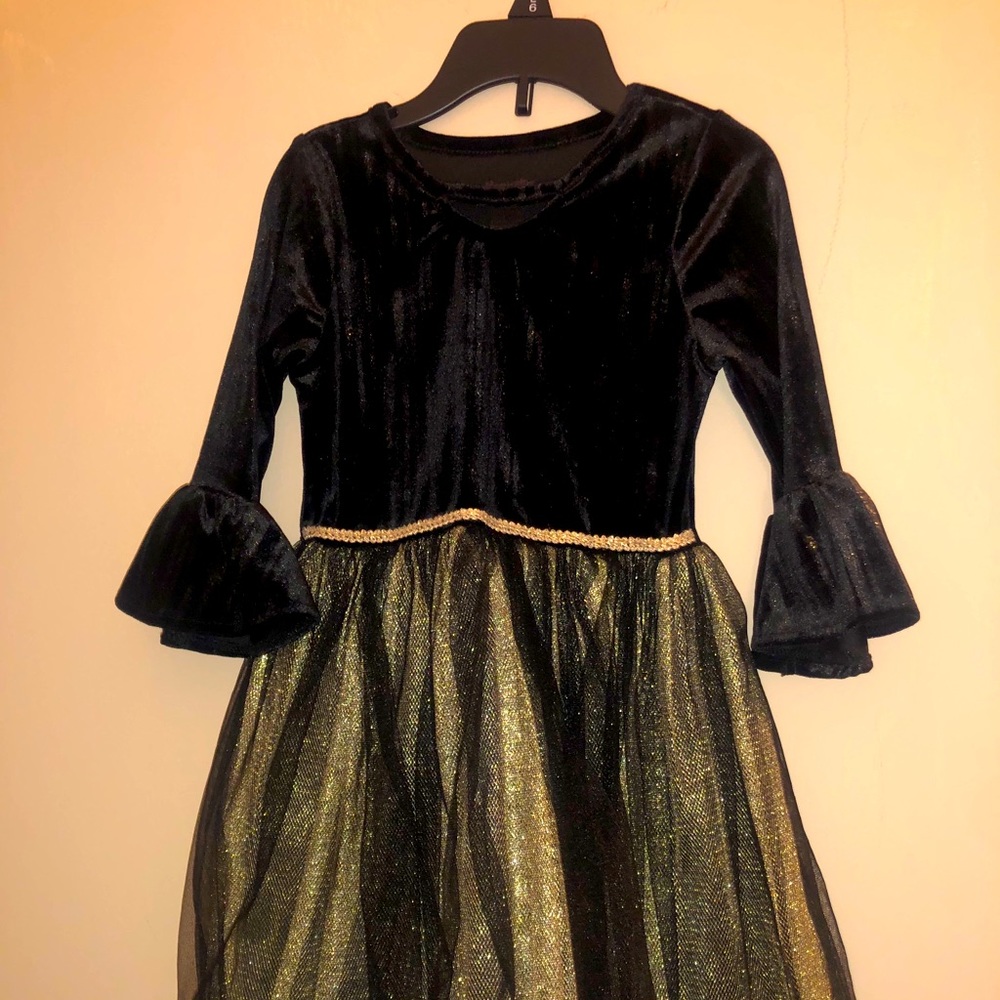 Girls size 6 Beautiful Black & Gold Velvet Dress!